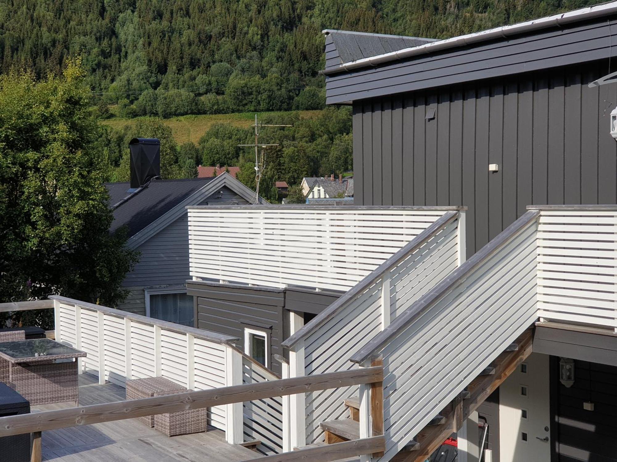 Lyngen Apartments Lyngseidet Extérieur photo